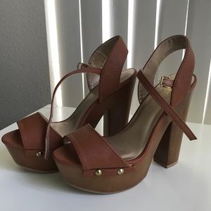 NWOT Charlotte Russe Platform Sandals Size 8
